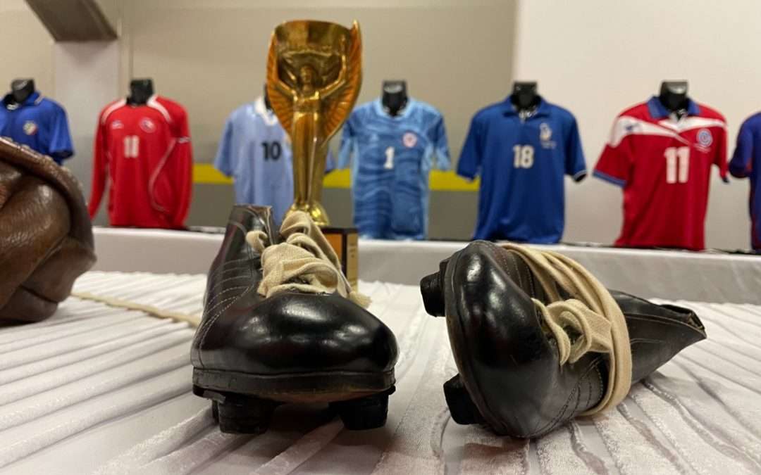 Históricos ejemplares de fútbol son exhibidos a la ciudadanía en el “Museo de la Camiseta”