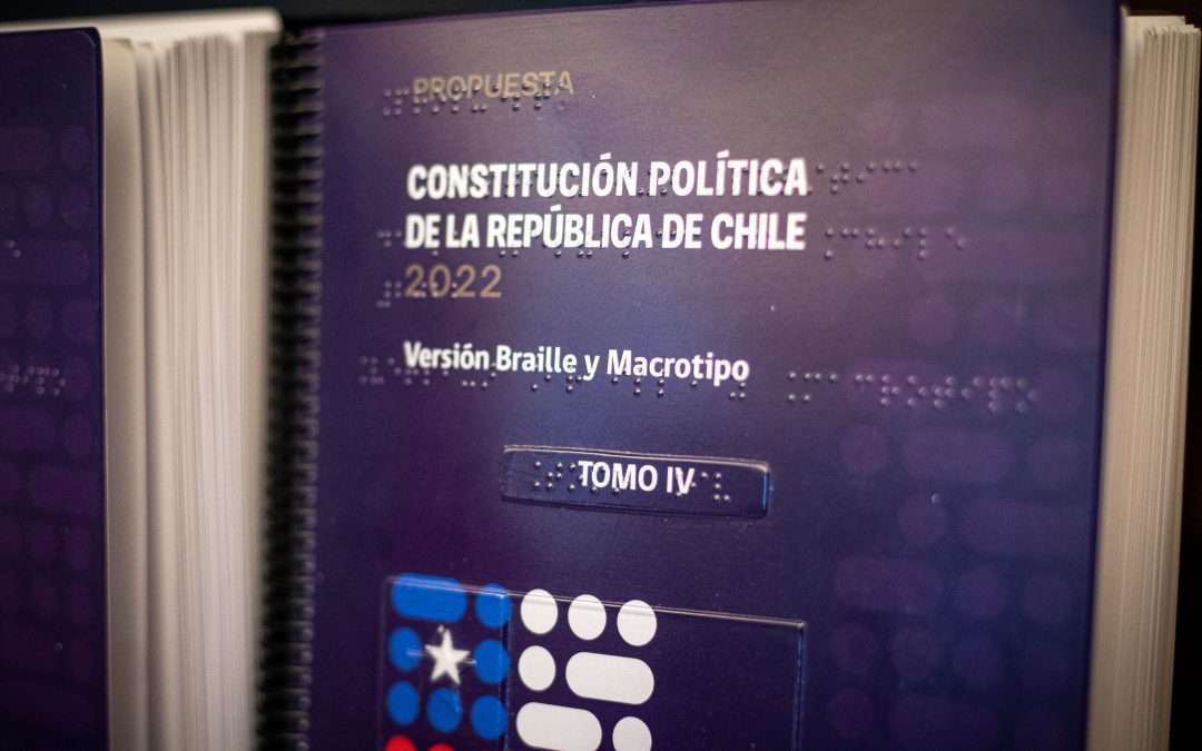 Chile Vota Informado: Gobierno despliega acceso inclusivo de la propuesta de nueva Constitución en formato braille y audiolibro