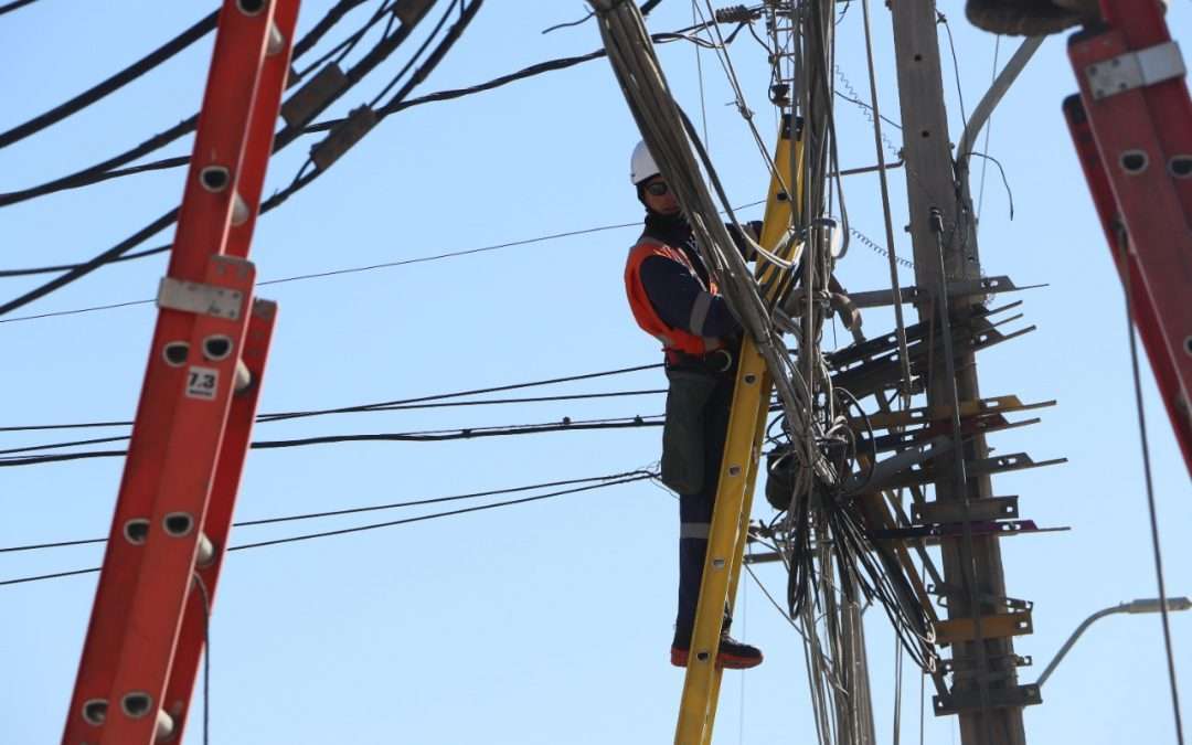 Municipalidad de Calama reactivó el retiro de cables en desuso en la comuna
