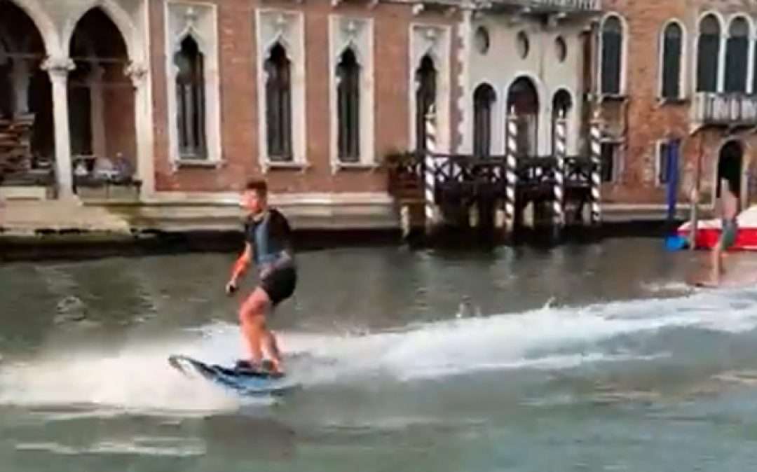Alcalde de Venecia ofrece recompensa para quien identifique a las personas que practicaban esquí acuático en el Gran Canal