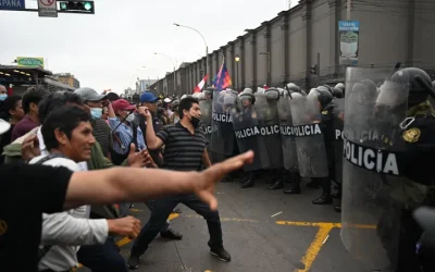 Protestas marcan la destitución de Castillo en Perú: manifestantes exigen el cierre del congreso y liberación del ex presidente