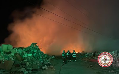 Más de 60 bomberos trabajaron en el incendio producido en las cercanías de el Ex vertedero La Chimba