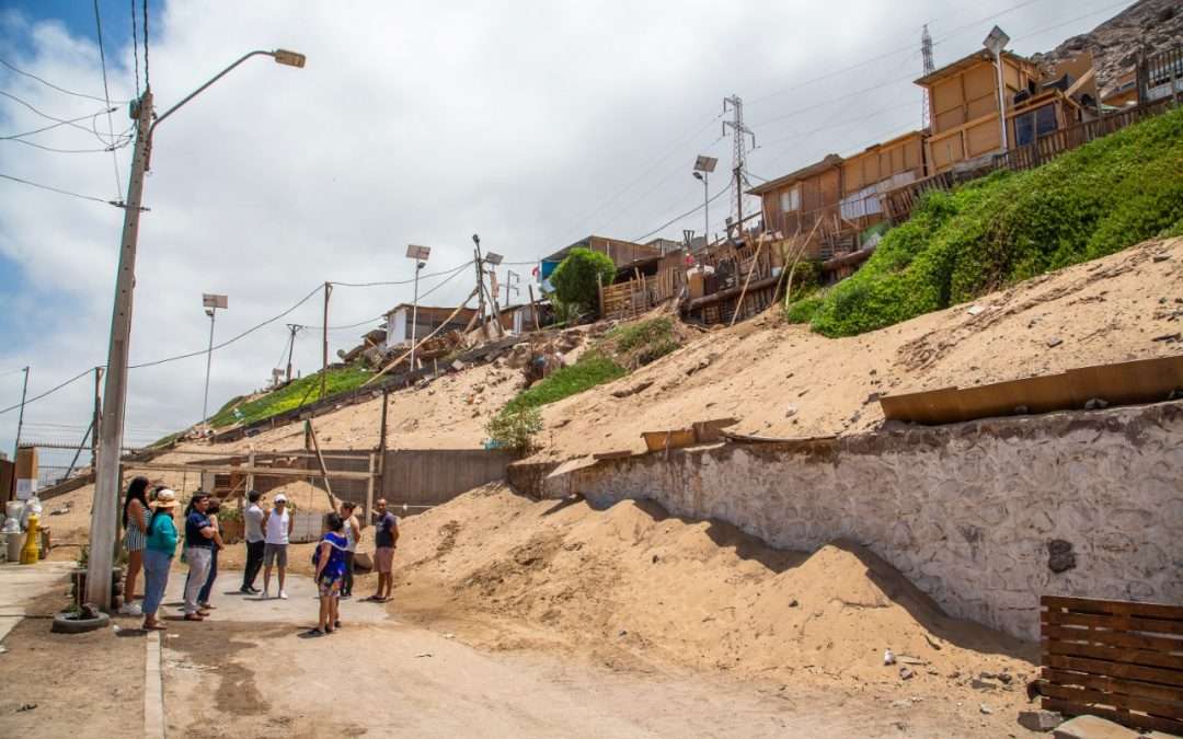 Gobernador activa plan de contingencia ante inminente deslizamiento de cerro hacia viviendas de la población Irarrázabal de Antofagasta