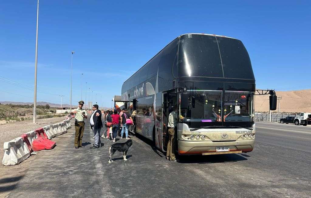 Atacama: Sacan de circulación bus “pirata” que transportaba migrantes